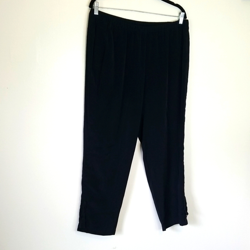 Chico's Black Tapered Crepe Ankle Pants Size 2 Large Pockets